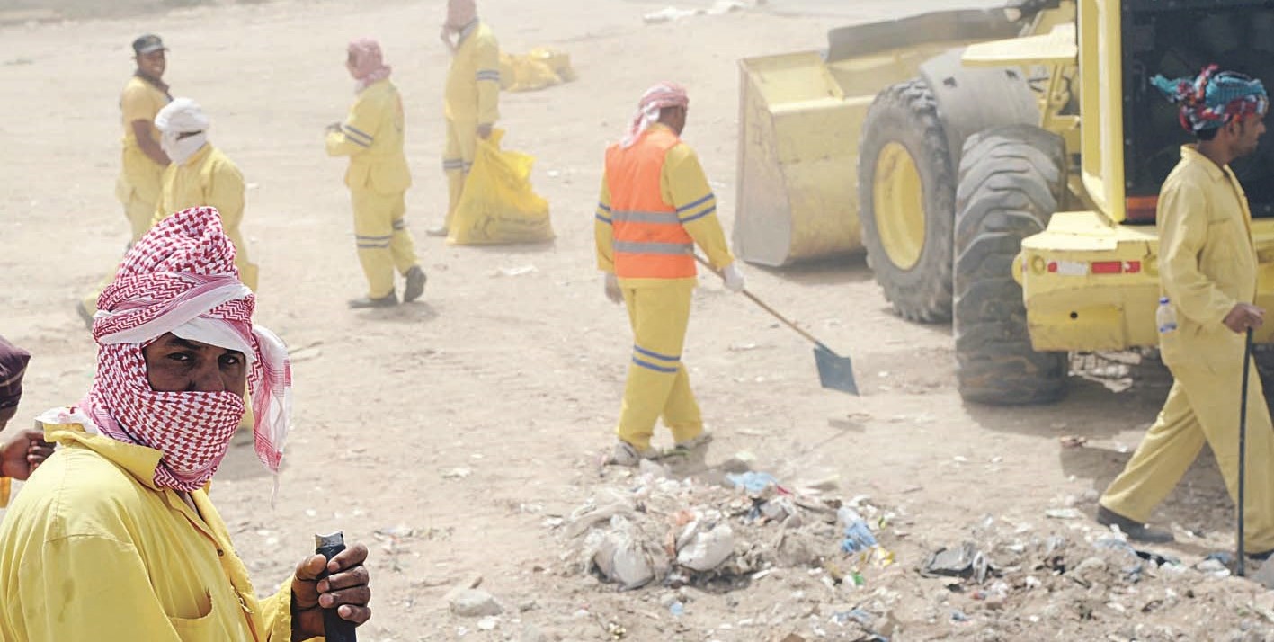 جانب من عمليات جمع القمامة