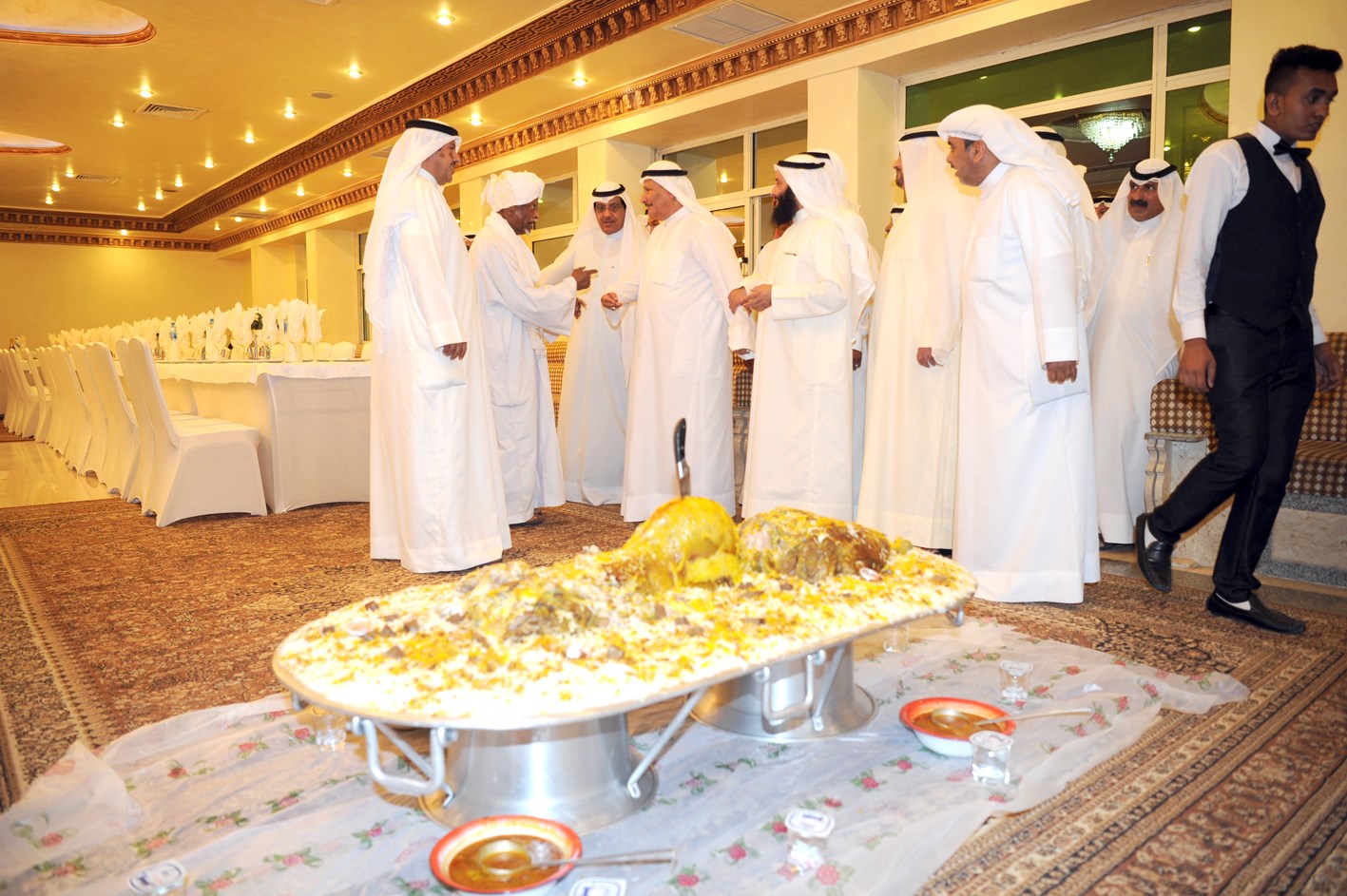 الضيوف خلال مأدبة العشاء