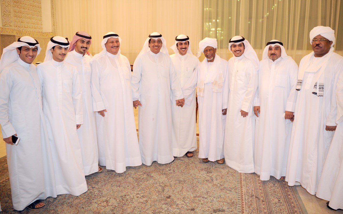 الخرينج متوسطاً الضيوف وبعض المدعوين