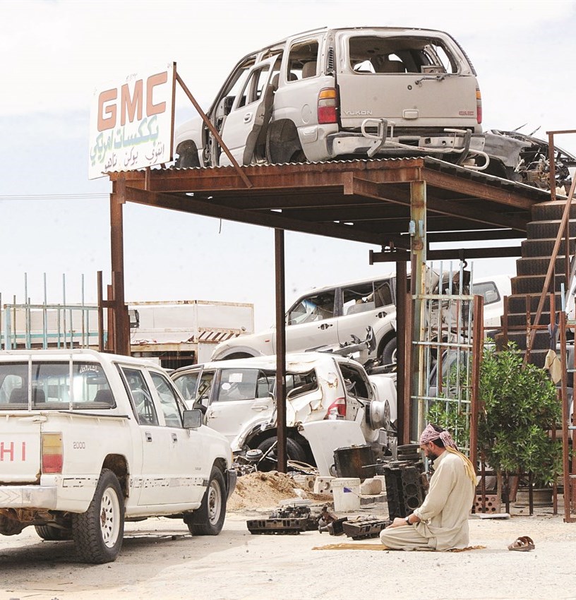 عامل يؤدي الصلاة تحت أشعة الشمس