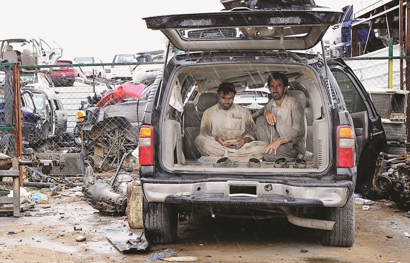 سيارات السكراب... المخبأ الوحيد من المطر