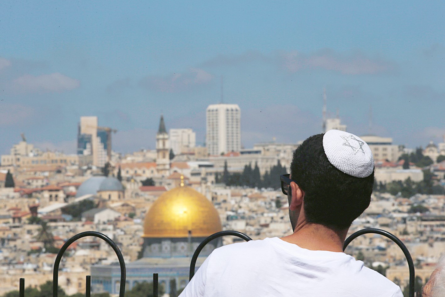 u0625u0633u0631u0627u0626u064au0644u064a u064au0642u0641 u0639u0644u0649 u062cu0628u0644 u0627u0644u0632u064au062au0648u0646 u0627u0644u0645u0637u0644 u0639u0644u0649 u0627u0644u0642u062fu0633 u0627u0644u0642u062fu064au0645u0629  (u0631u0648u064au062au0631u0632)