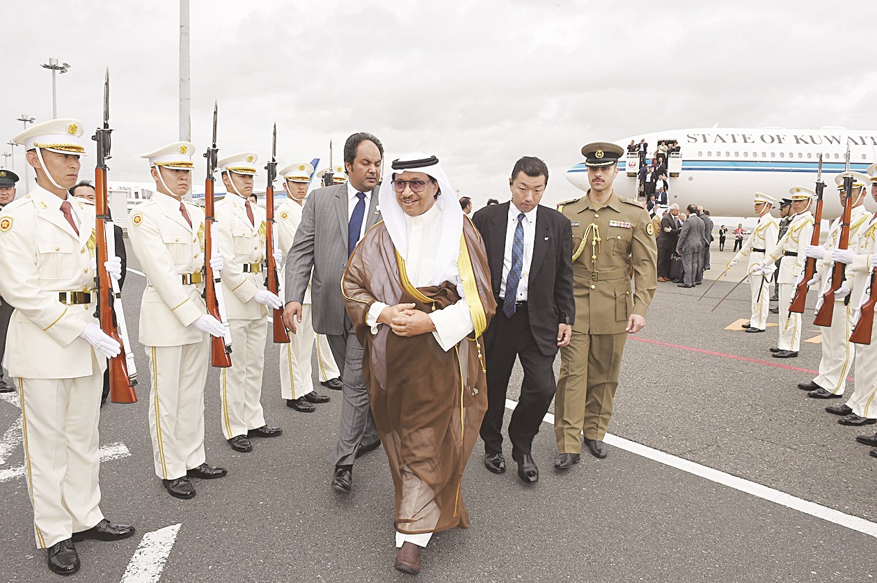 جابر المبارك مستعرضاً حرس الشرف لدى وصوله إلى اليابان