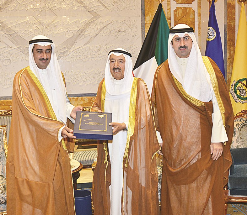 سمو الأمير متسلماً من العلي التقرير عن المعرض التجاري الدولي