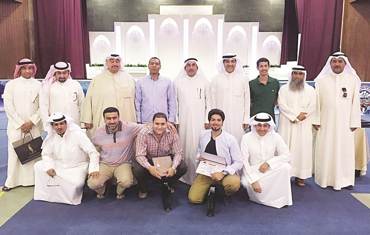 حجي والمسري والحاضر يتوسطون عدداً من المعلمين