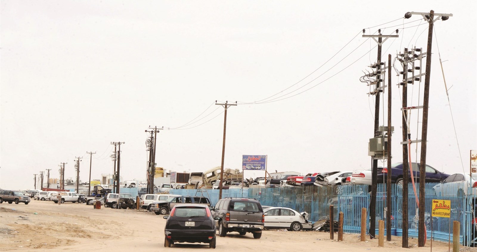 أعمدة وأسلاك كهربائية تمتد... من دون تيار!