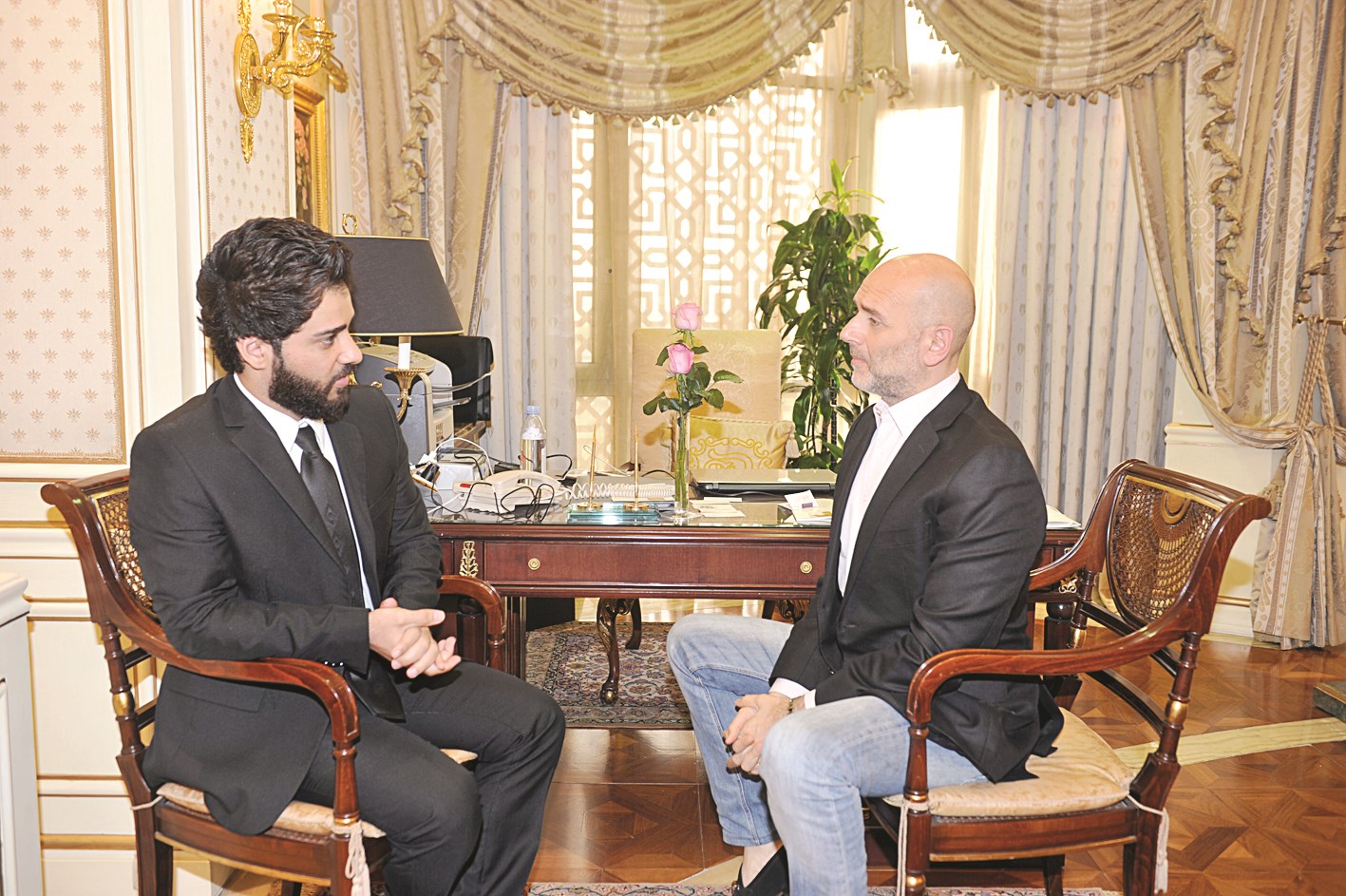 كرم متحدثاً إلى الزميل علاء محمود (تصوير نور هنداوي)