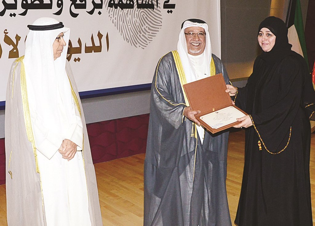 الجراح مكرماً إحدى المتقاعدات