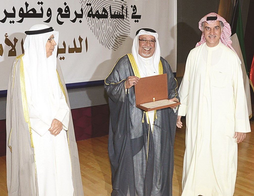 تكريم أحد المتقاعدين