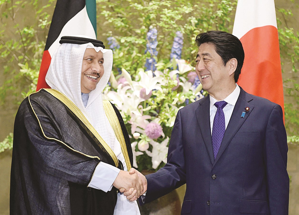 المبارك مصافحاً آبي