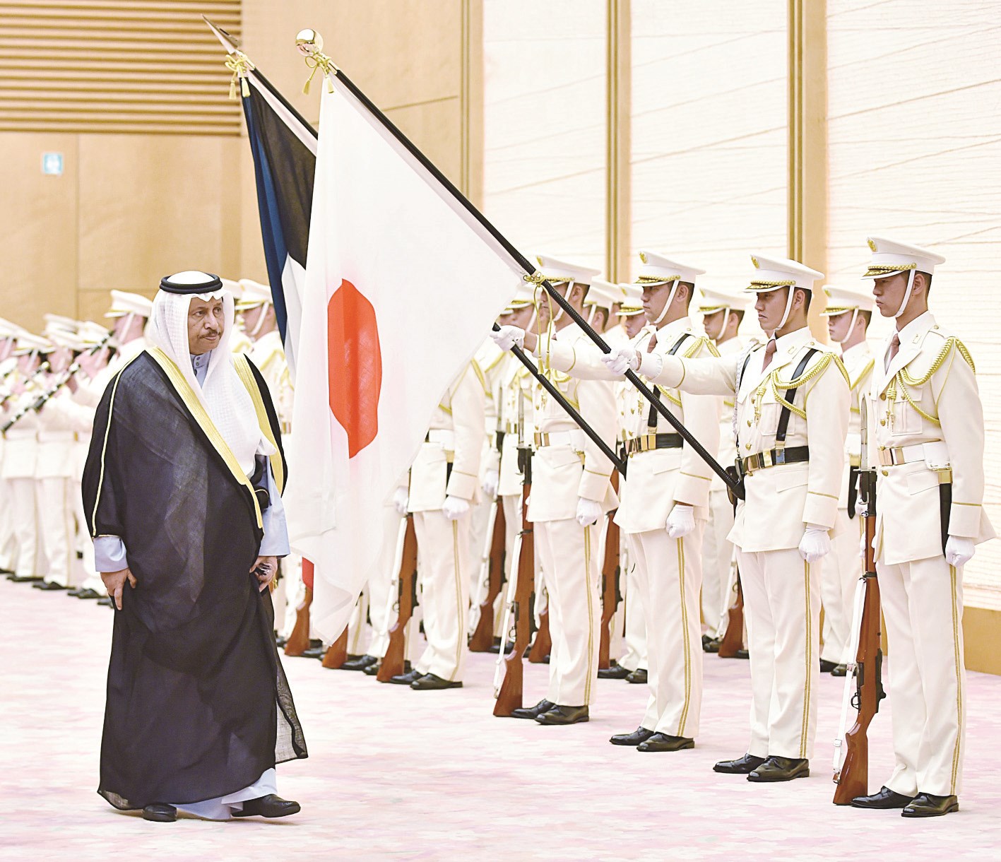 جابر المبارك مستعرضاًً حرس الشرف