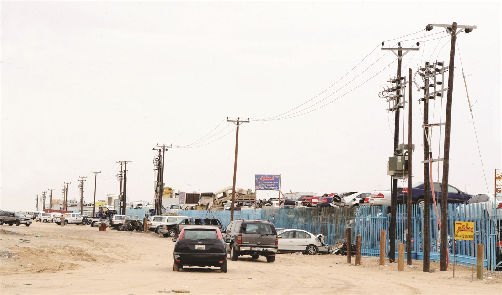 أعمدة وأسلاك كهربائية تمتد... من دون تيار!