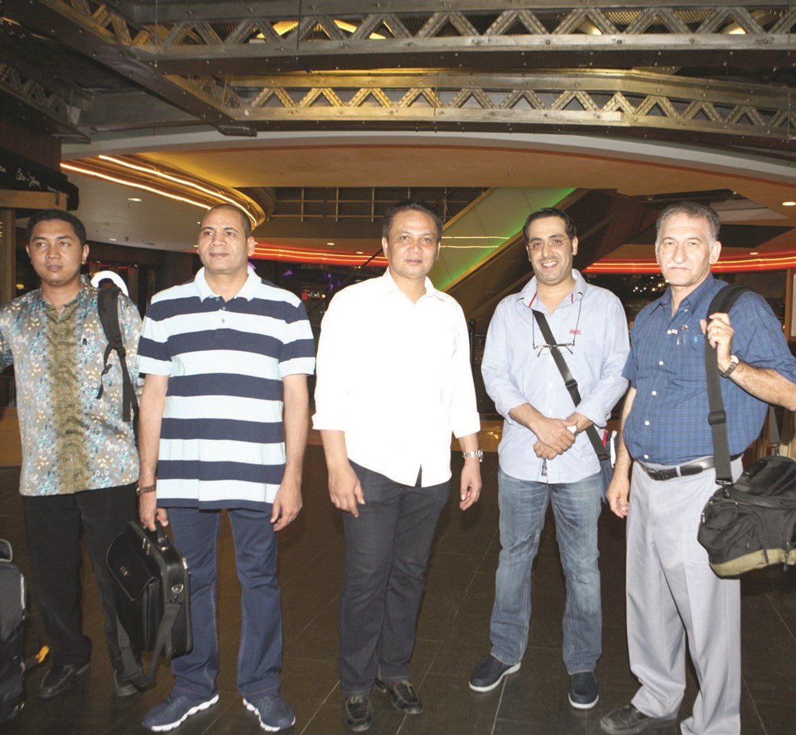 السفير الأندونيسي في الكويت يتوسط الوفد الإعلامي