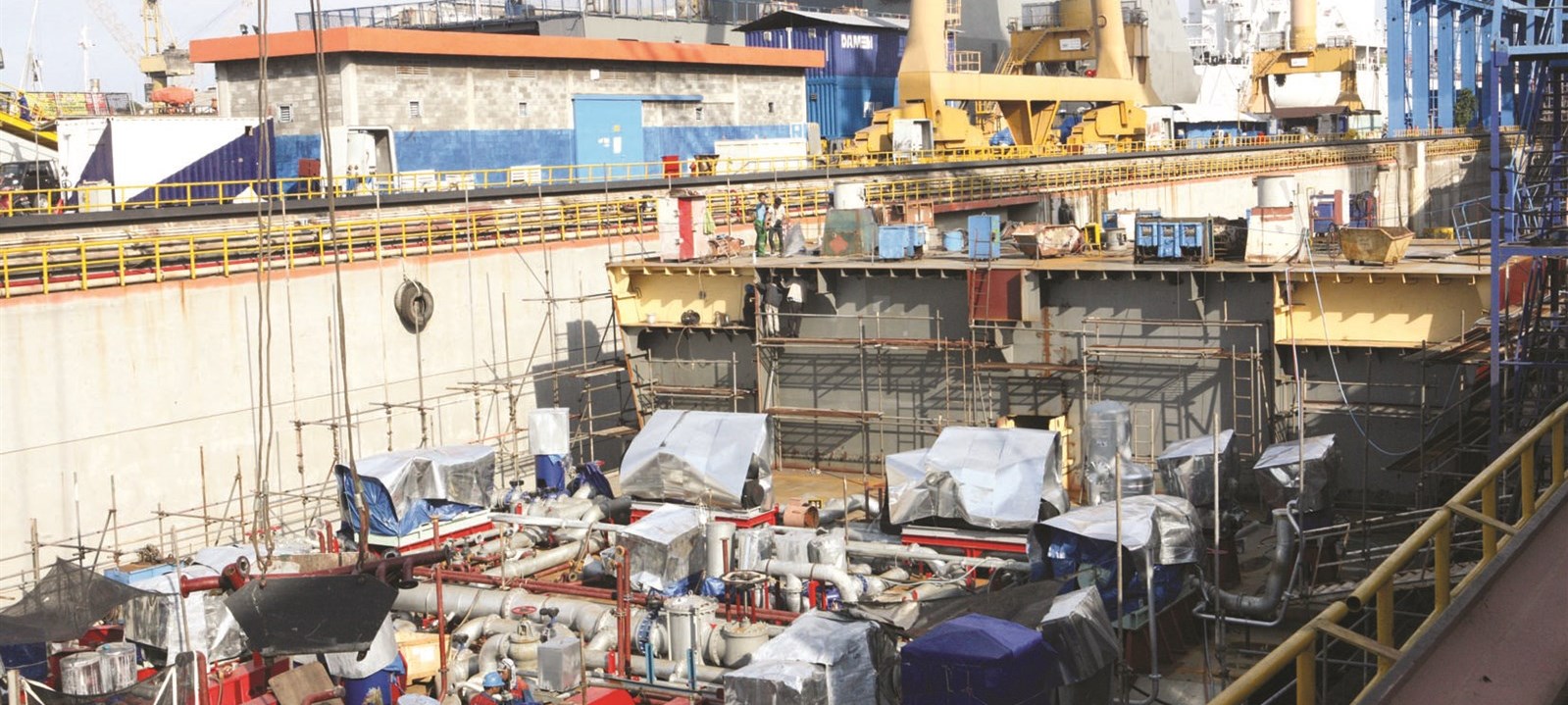 ... والسفن الحربية و التجارية