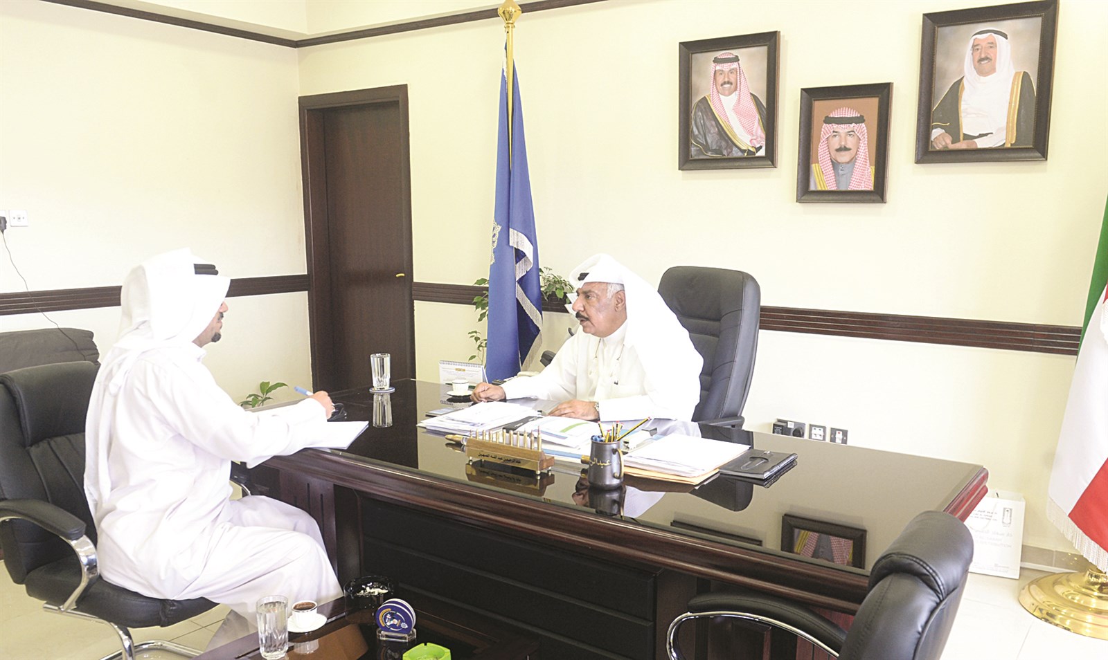 الصهيل متحدثاً للزميل منصور الشمري  (تصوير أسعد عبدالله)