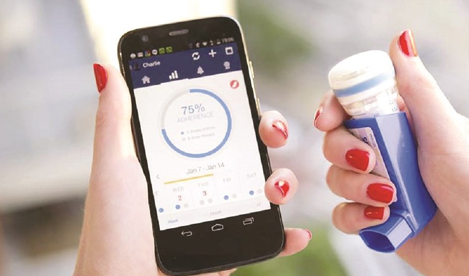 الجهاز الذكي يسمح بالتواصل إلكترونياً... وفي الإطار كيفية تثبيته على بخاخ الربو