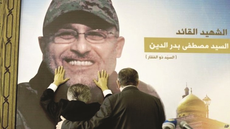 شقيق بدر الدين عدنان يبكيه عند صورة له (أ ب)