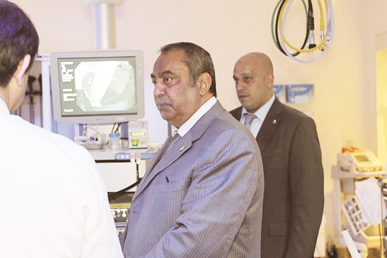 السهلاوي خلال جولته في مستشفى جامعة كيئو للإطلاع على الخبرات اليابانية
