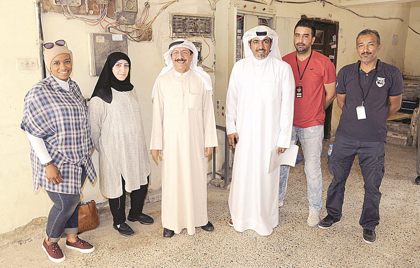 أشكناني يتوسط عدداً من فريق العمل