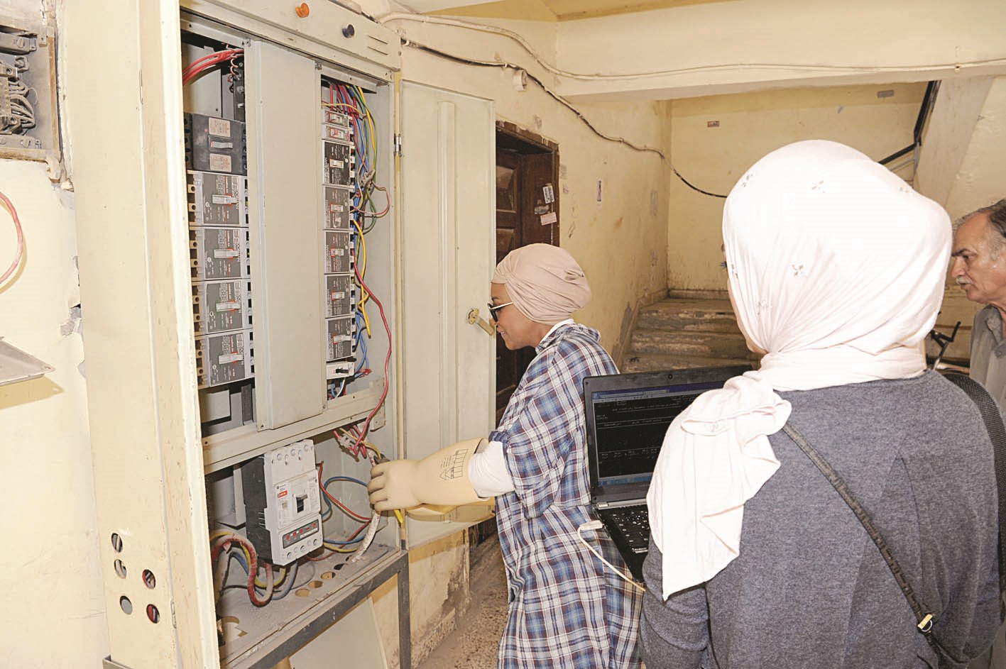 u0637u064au0628u0629 u062fu0627u0648u062f u062au0641u0635u0644 u0627u0644u0643u0647u0631u0628u0627u0621 u0639u0646 u0627u0644u0634u0642u0642 u0627u0644u0645u062eu0627u0644u0641u0629 (u062au0635u0648u064au0631 u0637u0627u0631u0642 u0639u0632u0627u0644u062fu064au0646)