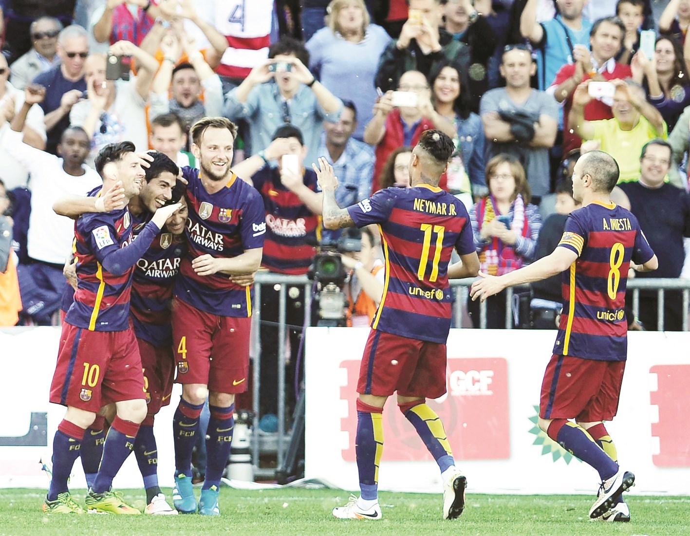 سواريز محتفلا بهدفه في مرمى غرناطه مع زملائه ( أ ف ب)