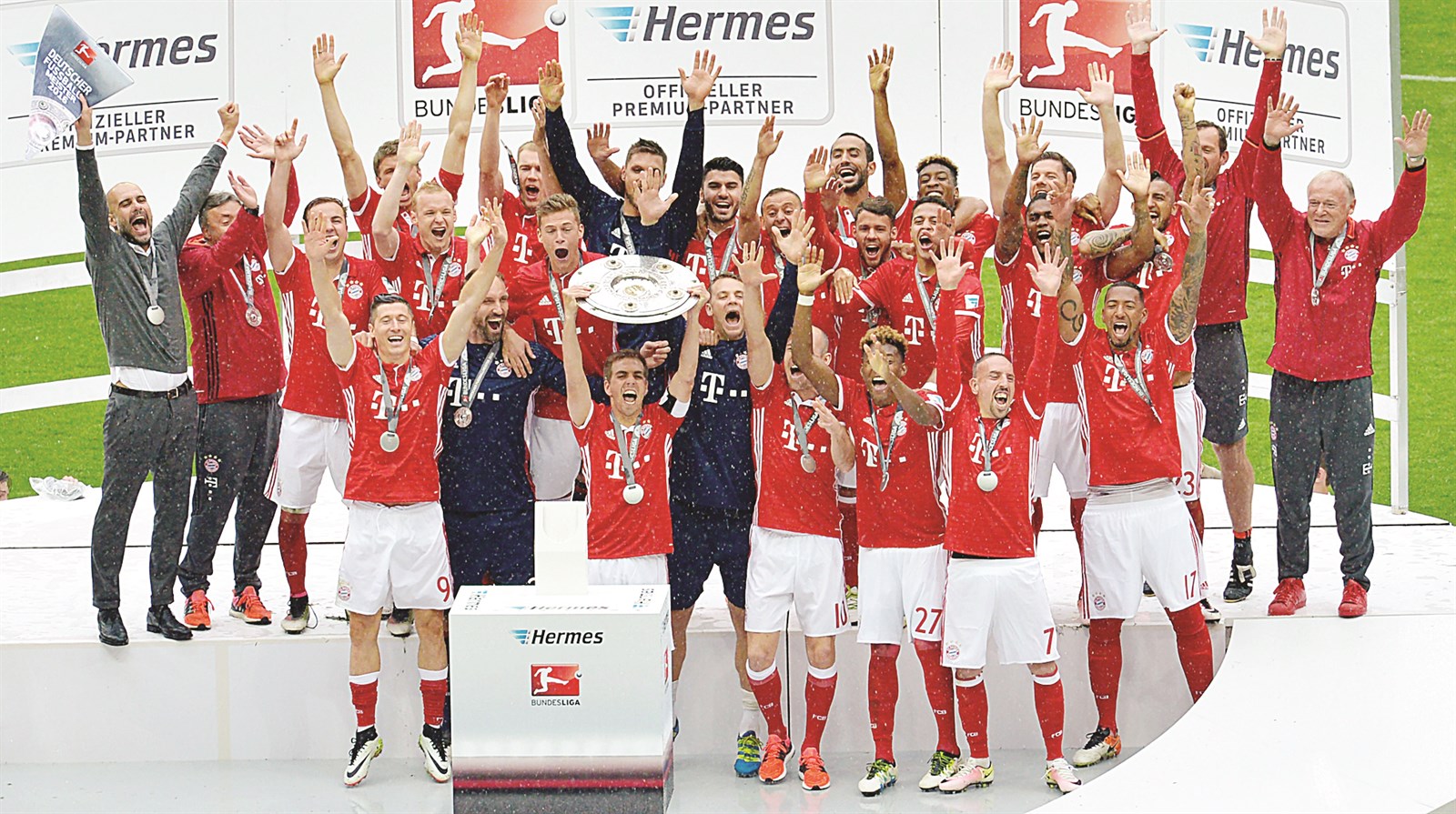 بطل الدوري الألماني يرفع درع البطولة  ( أ ف ب)