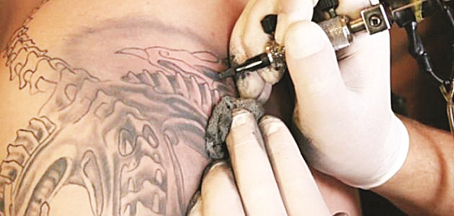 للوشم على الجسم مخاطر كبيرة