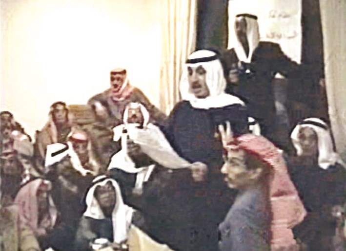 حمد الجوعان يلقي بياناً على الحضور في أحد التجمعات