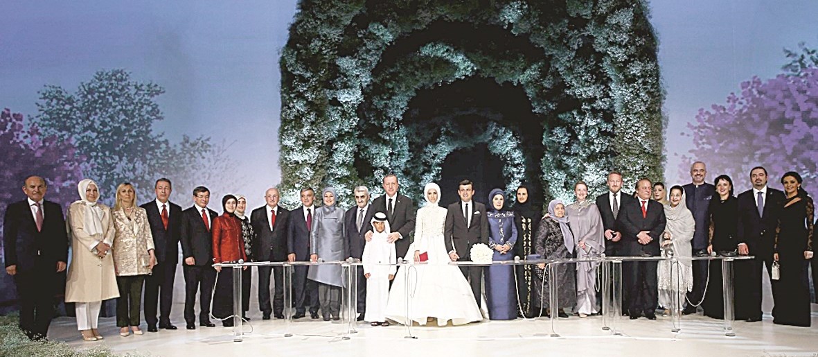 لقطة جامعة ويظهر فيها إلى يمين الصورة الحريري وزوجته