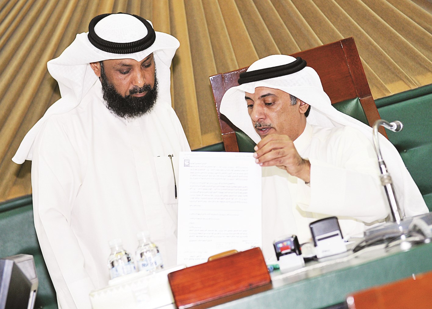 الخالد والعجمي يطلعان على إحدى المعاملات