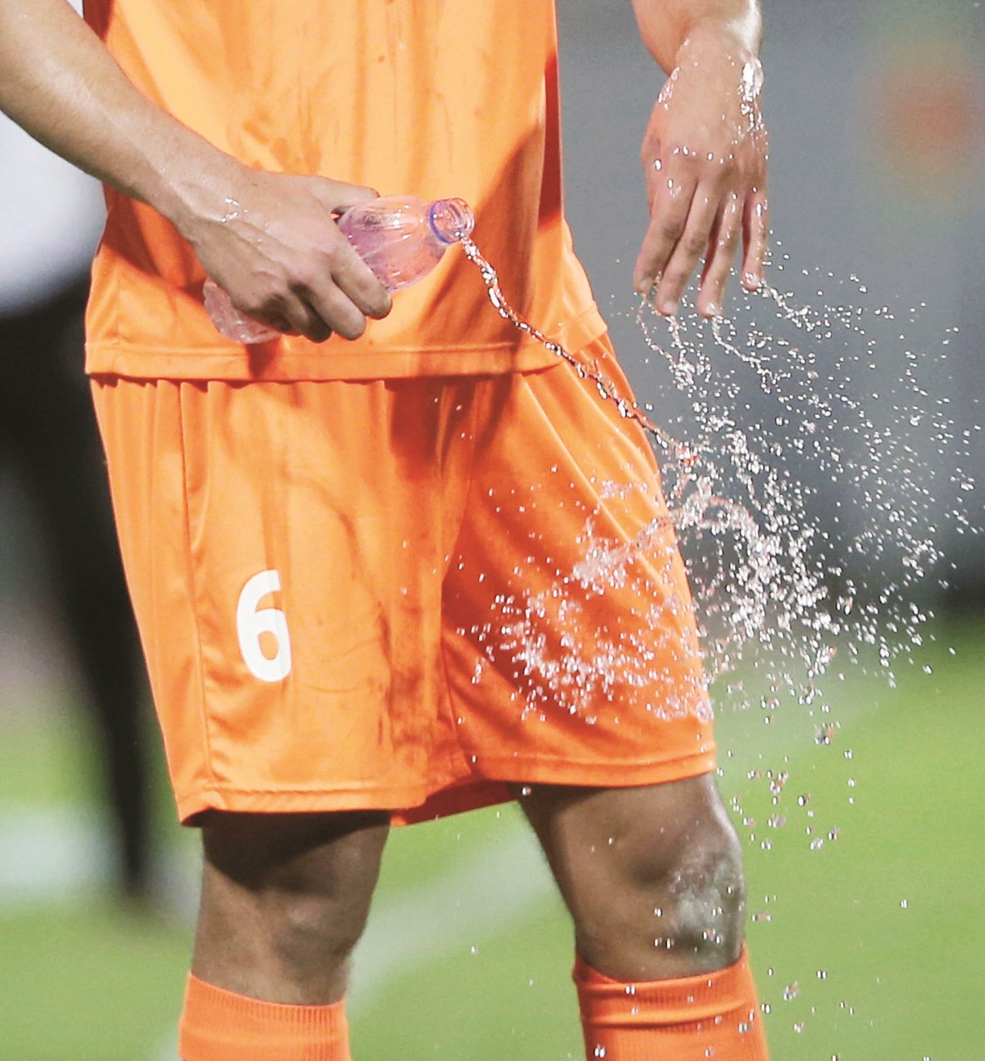 u0627u0644u062du0644u0651 u0641u064a u00abu0627u0644u0627u0633u062au0639u0627u0646u0629 u0628u0623u0635u062fu0642u0627u0621u00bb  (u0627u0644u0623u0632u0631u0642 u062fu0648u062a u0643u0648u0645)