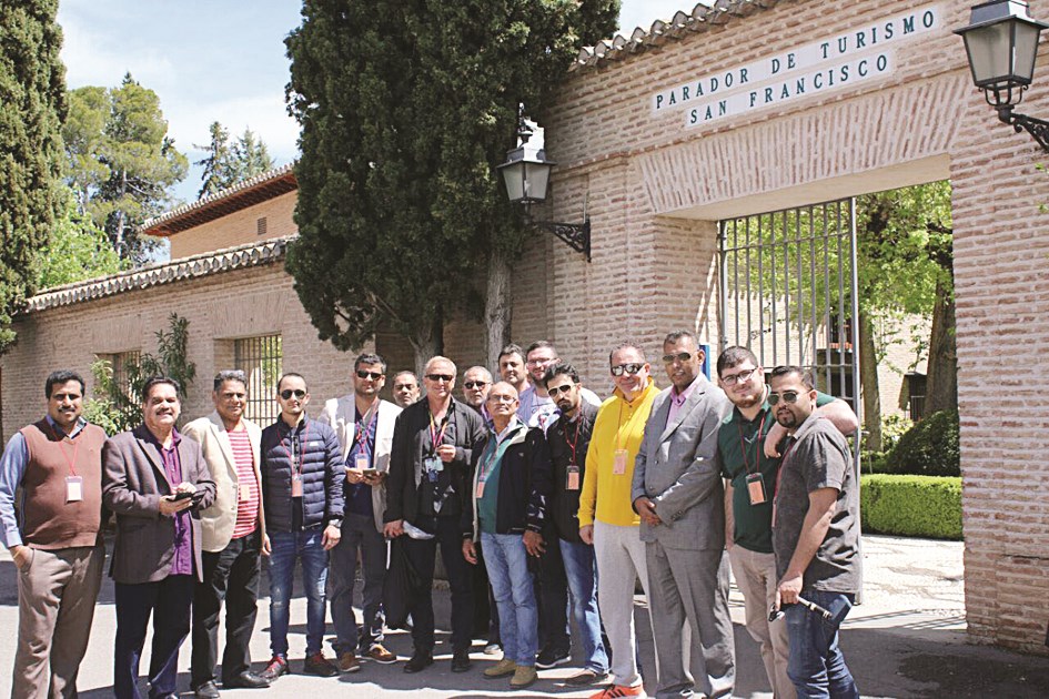 الزميل عمر العلاس برفقة الوفد السياحي