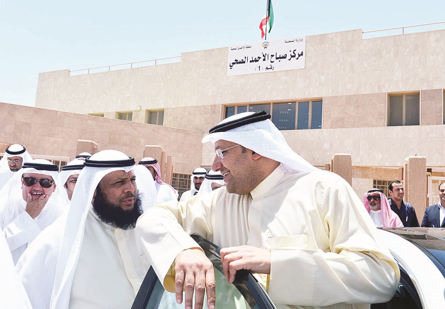 العبيدي في حديث جانبي مع النائب حمدان العازمي خلال الجولة