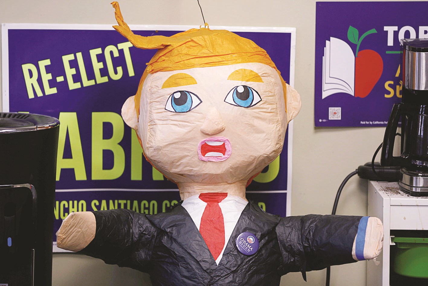 u0644u0639u0628u0629 u0648u0631u0642u064au0629 u062au062cu0633u0651u062f u062fu0648u0646u0627u0644u062f u062au0631u0627u0645u0628 u0641u064a u0623u062du062f u0627u0644u0645u0643u0627u062au0628 u0641u064a u0645u062fu064au0646u0629 u0623u0648u0631u0627u0646u062c u0641u064a u0643u0627u0644u064au0641u0648u0631u0646u064au0627 (u0631u0648u064au062au0631u0632)