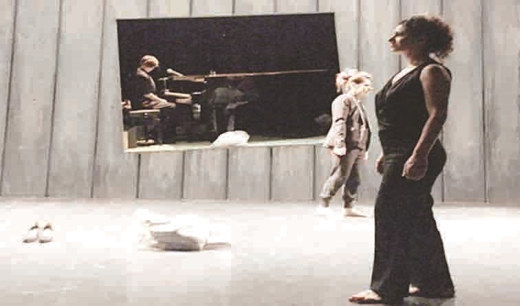 بطلتا العرض في أحد المشاهد