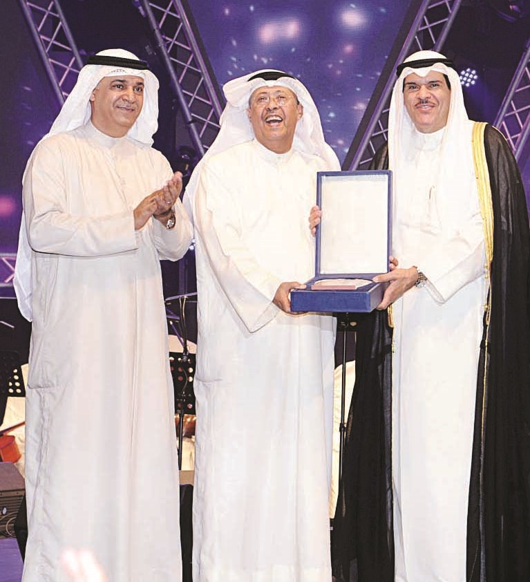 u0648u0632u064au0631 u0627u0644u0625u0639u0644u0627u0645 u0645u0643u0631u0645u0627u064b u0627u0644u0641u0646u0627u0646 u0633u0644u064au0645u0627u0646 u0627u0644u0645u0644u0627 u0628u062du0636u0648u0631 u0639u0644u064a u0627u0644u064au0648u062du0629 (u062au0635u0648u064au0631 u0637u0627u0631u0642 u0639u0632u0627u0644u062fu064au0646)