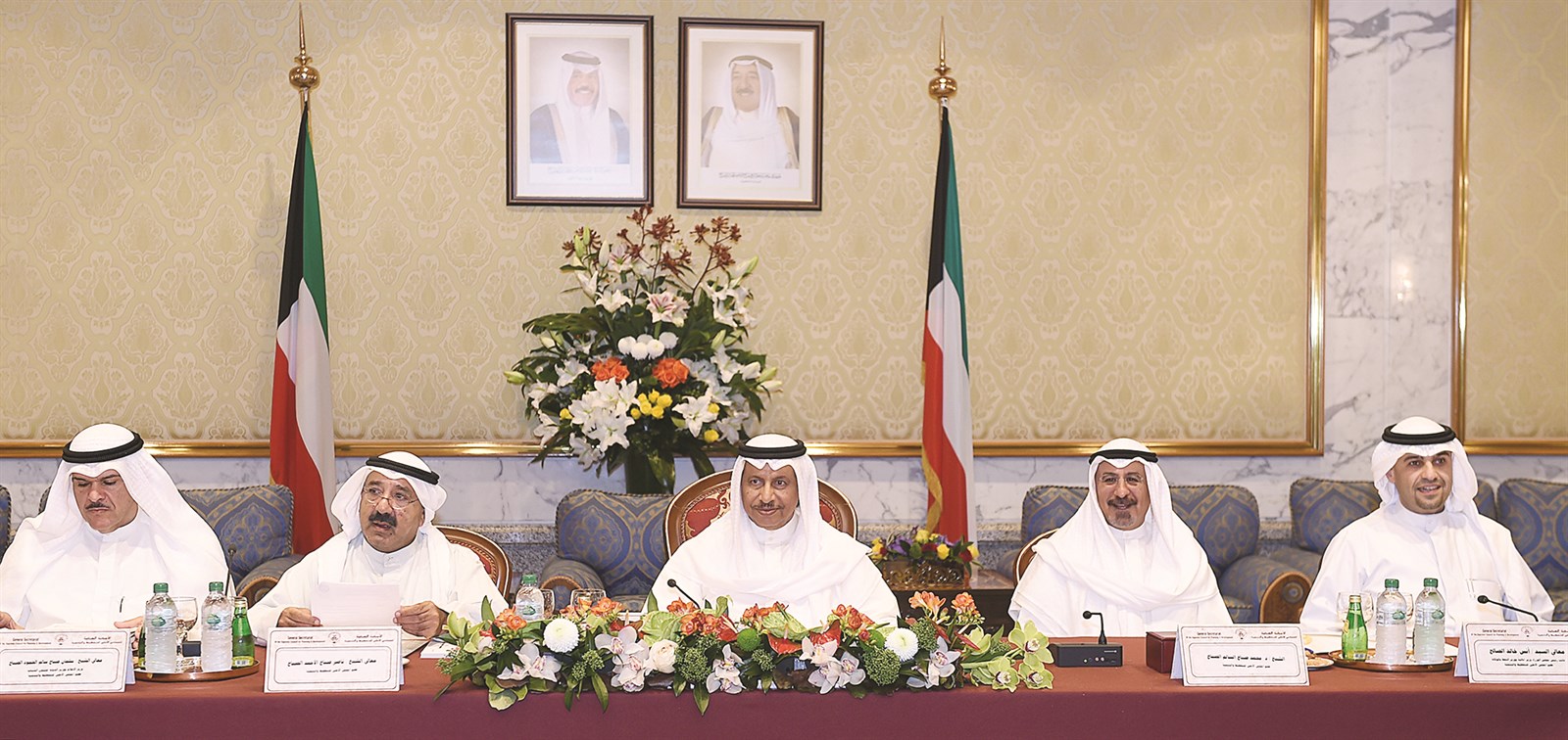 المبارك متوسطاً ناصر الصباح وسلمان الحمود ومحمد الصباح وأنس الصالح