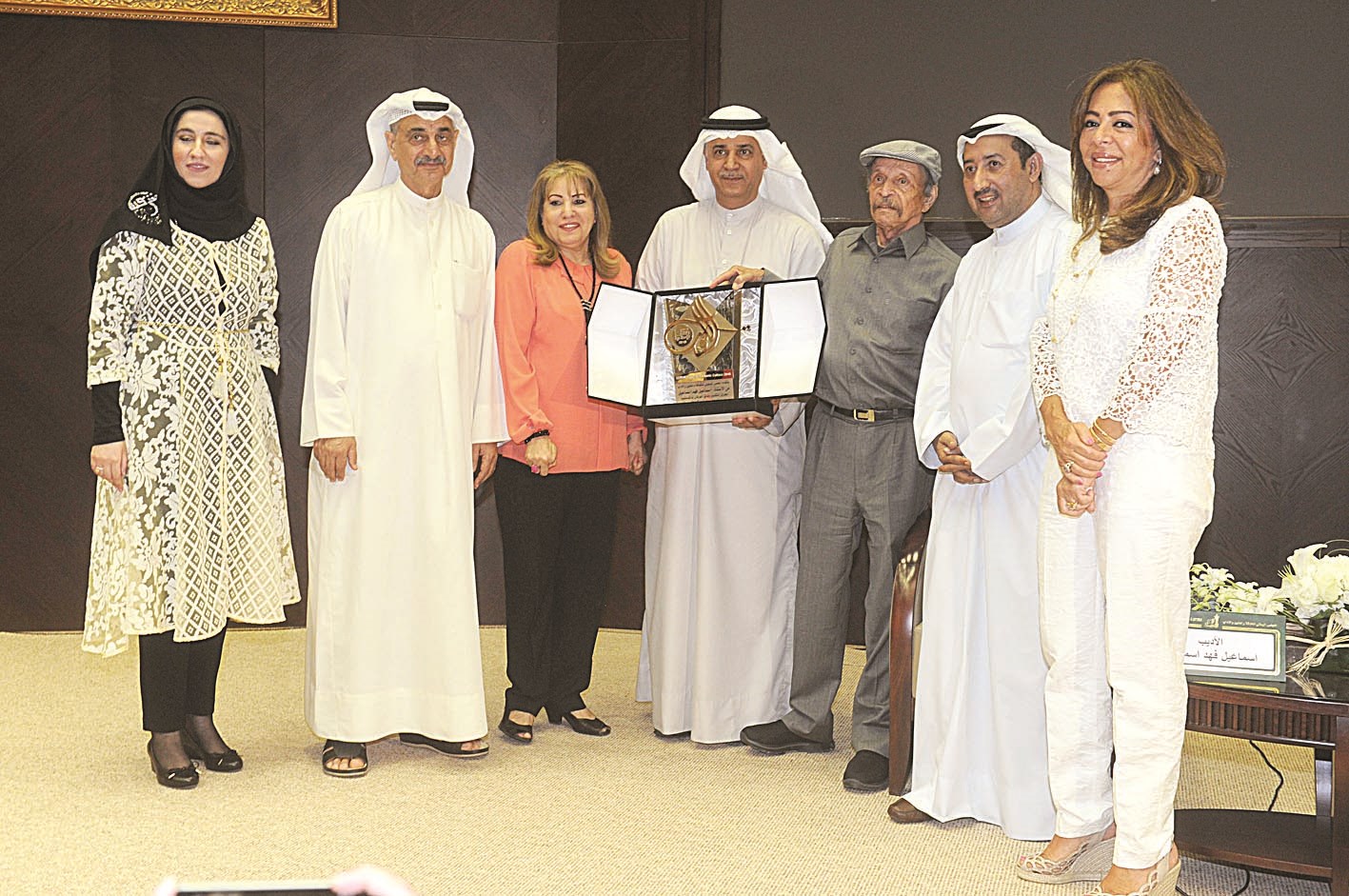 ... مكرماً في حضرة الأدباء (تصوير زكريا عطية)