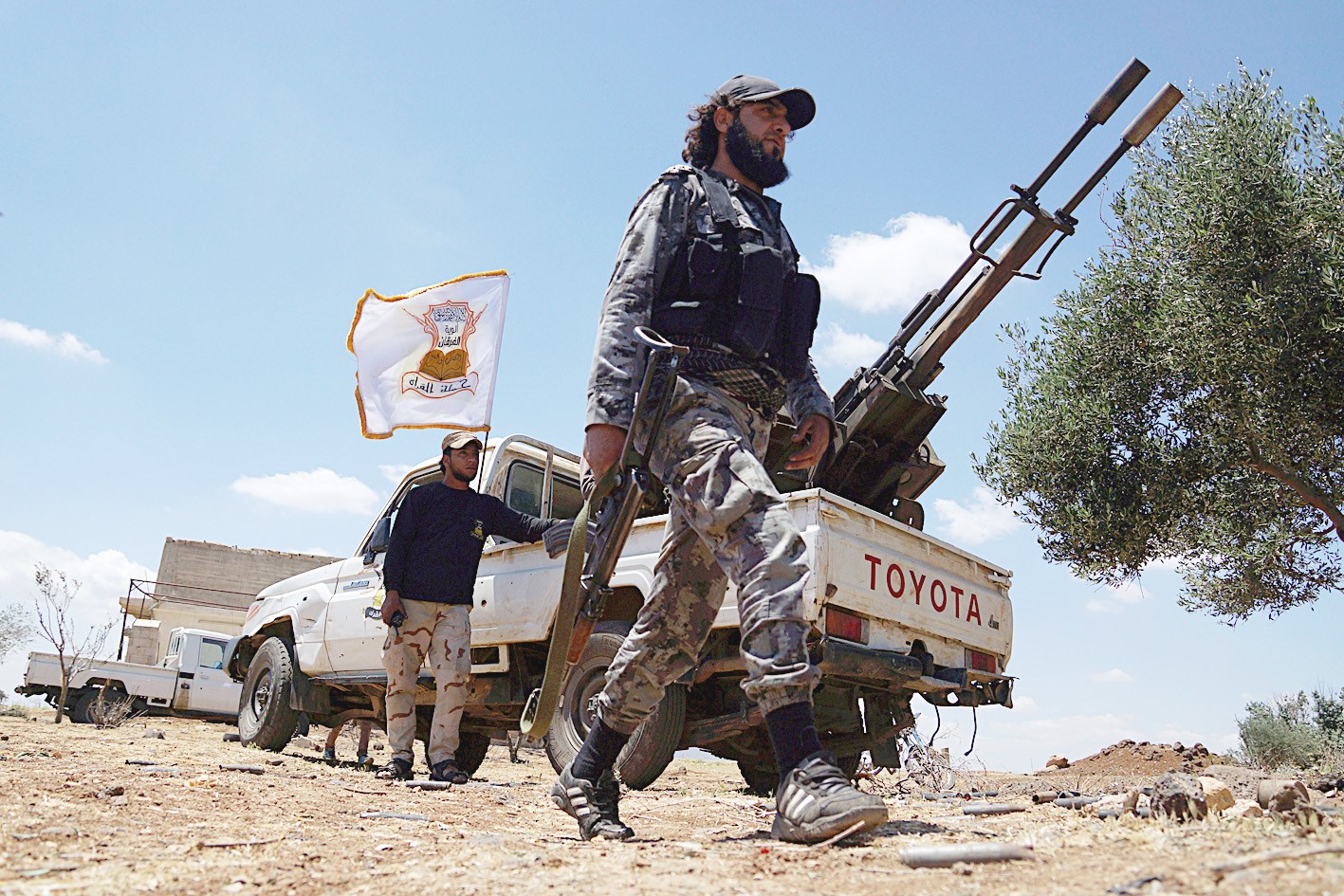 u0645u0642u0627u062au0644u0627u0646 u0645u0639u0627u0631u0636u0627u0646 u0645u0646 u0643u062au0627u0626u0628 u00abu0627u0644u0648u064au0629 u0627u0644u0641u0631u0642u0627u0646u00bb u0641u064a u0642u0631u064au0629 u0643u0641u0631 u0646u0627u0633u062c u0641u064a u062fu0631u0639u0627  (u0631u0648u064au062au0631u0632)