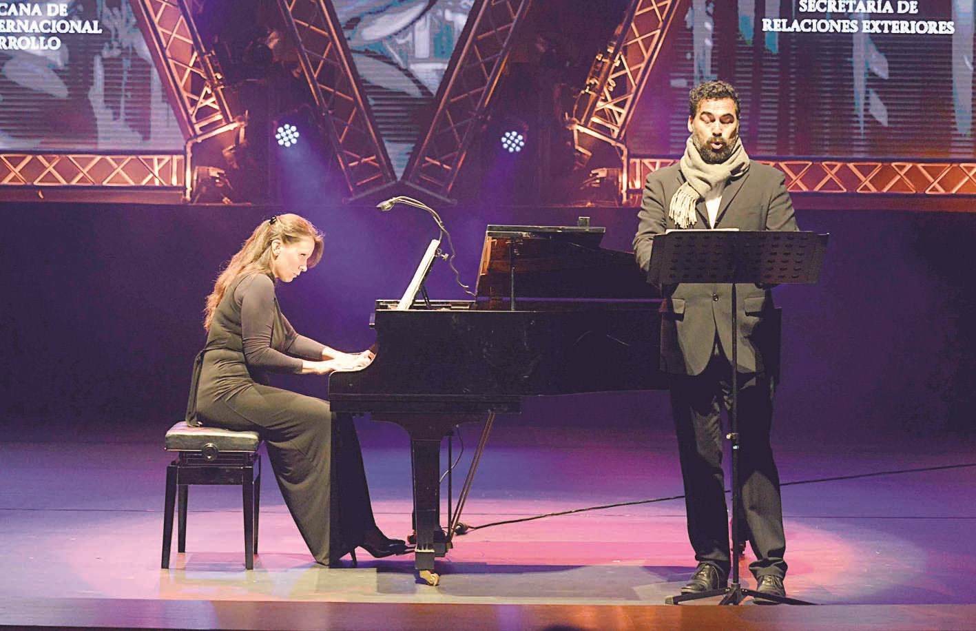 u062fu064au0641u064au062f u0628u0627u0631u064au0648u0633 u0648u0625u062fu064au0627u0646u0627 u0628u0627u0643 u0639u0644u0649 u0627u0644u0645u0633u0631u062d (u062au0635u0648u064au0631 u0637u0627u0631u0642 u0639u0632u0627u0644u062fu064au0646)