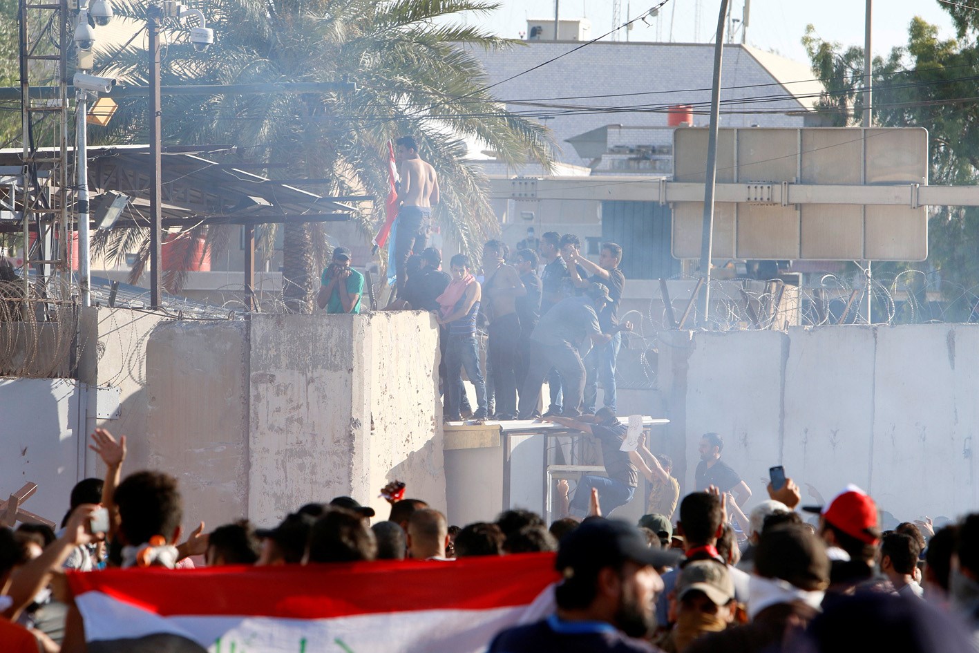 u0645u062au0638u0627u0647u0631u0648u0646 u0645u0646 u0623u0646u0635u0627u0631 u0627u0644u0635u062fu0631 u064au062au0633u0644u0651u0642u0648u0646 u0623u0633u0648u0627u0631 u00abu0627u0644u0645u0646u0637u0642u0629 u0627u0644u062eu0636u0631u0627u0621u00bb u0641u064a u0628u063au062fu0627u062f u0623u0645u0633 (u0631u0648u064au062au0631u0632)