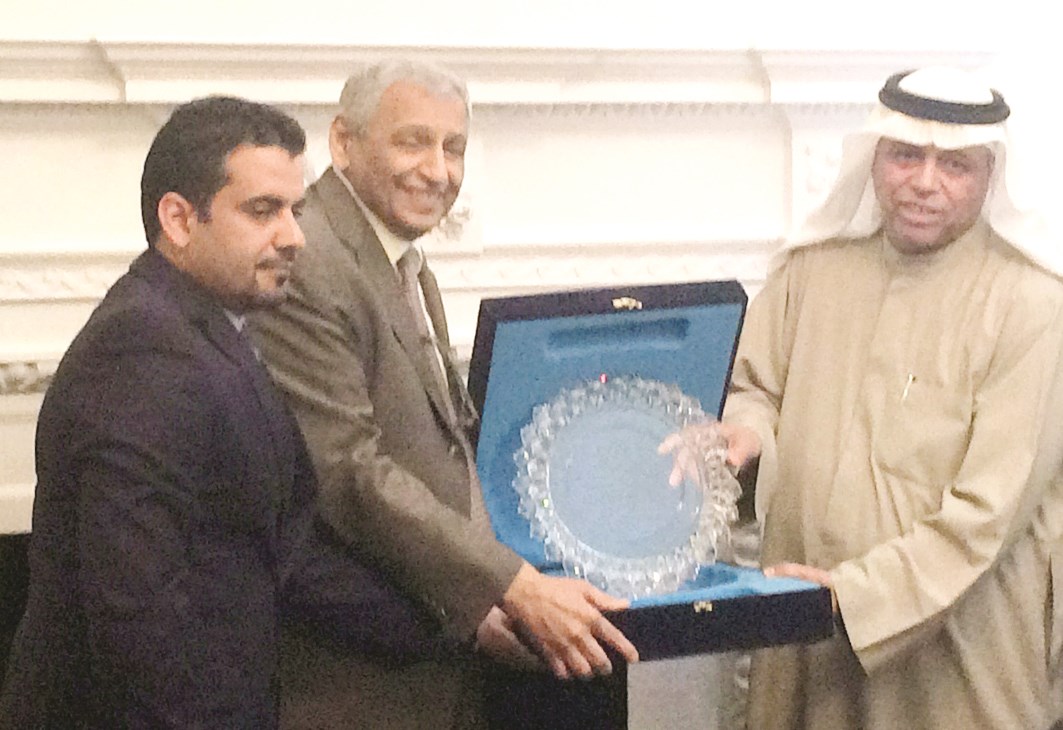 u0645u0645u062bu0644 u0627u0644u062cu0627u0645u0639u0629 u0627u0644u0639u0631u0628u064au0629 u064au0642u062fu0645 u0647u062fu064au0629 u062au0630u0643u0627u0631u064au0629 u0644u0644u0633u0641u064au0631 u0627u0644u062fu0648u064au0633u0627u0646