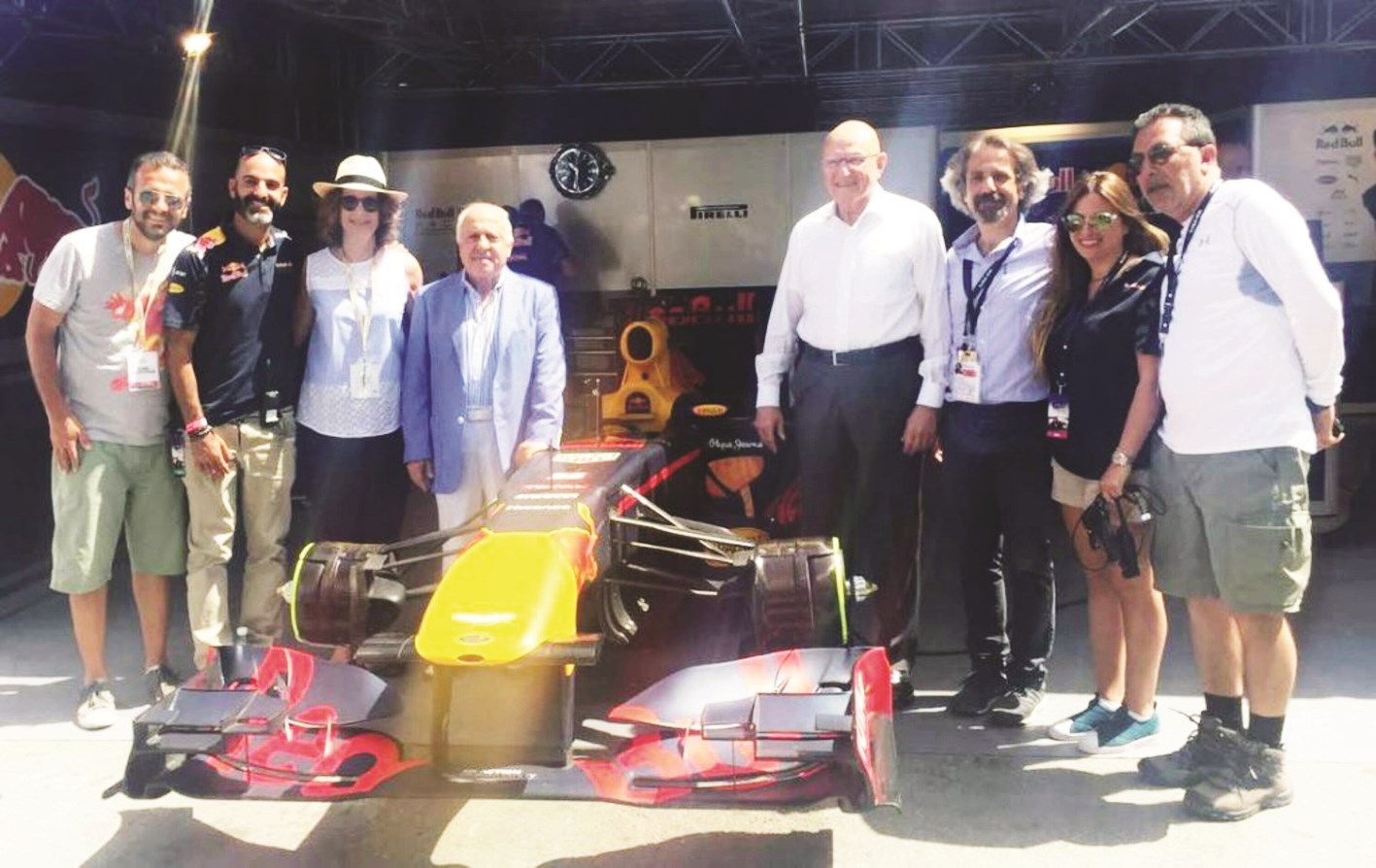 رئيس الوزراء اللبناني تمام سلام امام سيارة «فورمولا وان» قبل العرض الصاخب