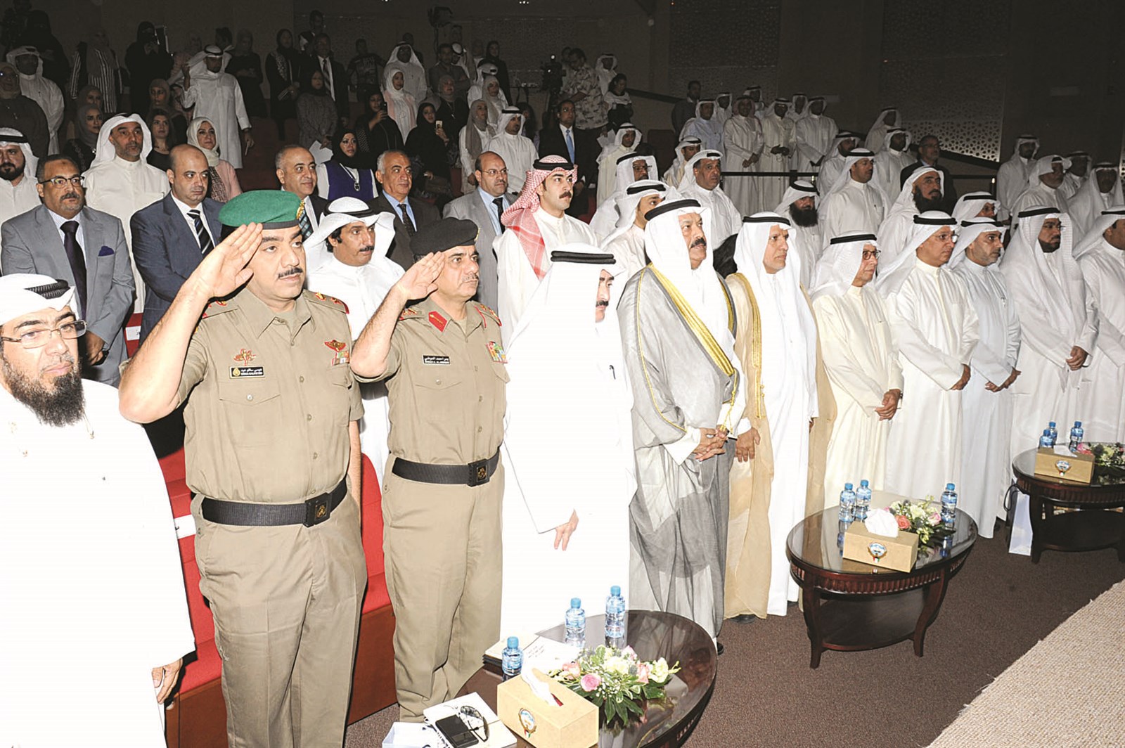 الحضور وقوفاً للسلام الوطني