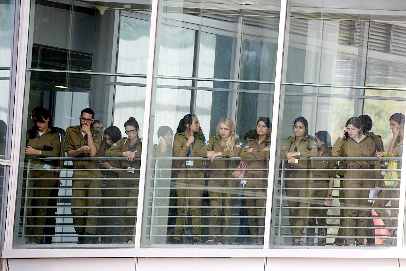 u0645u062cu0646u062fu0648u0646 u0648u0645u062cu0646u062fu0627u062a u0641u064a u0648u0632u0627u0631u0629 u0627u0644u062fu0641u0627u0639 u0627u0644u0625u0633u0631u0627u0626u064au0644u064au0629 u064au0634u0627u0647u062fu0648u0646 u062du0641u0644 u0648u062fu0627u0639 u0627u0644u0648u0632u064au0631 u0627u0644u0633u0627u0628u0642 u0645u0648u0634u064au0647 u064au0639u0627u0644u0648u0646    (u0627 u0641 u0628)