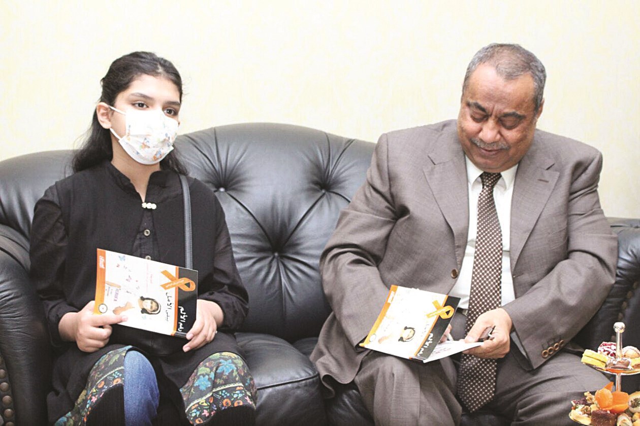 الوكيل يوقع على نسخة من كتاب شريفة