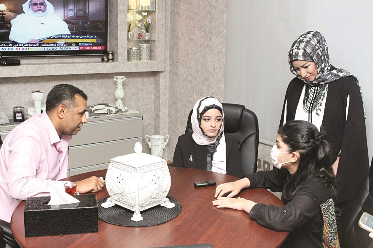 شريفة الحقباني وشوق الجويهل متحدثتين إلى الزميل عمر العلاس