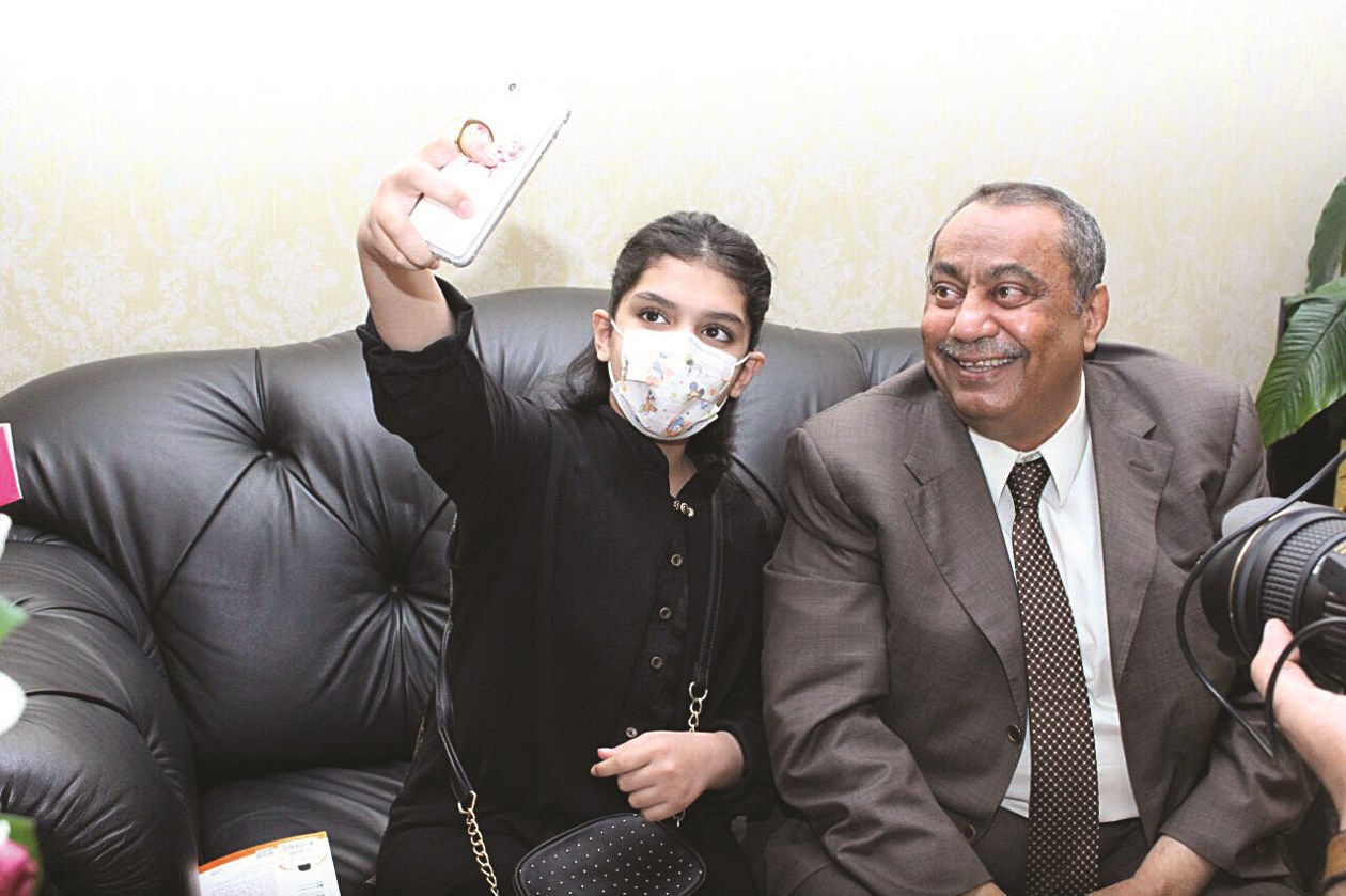 شريفة و«سيلفي» مع السهلاوي