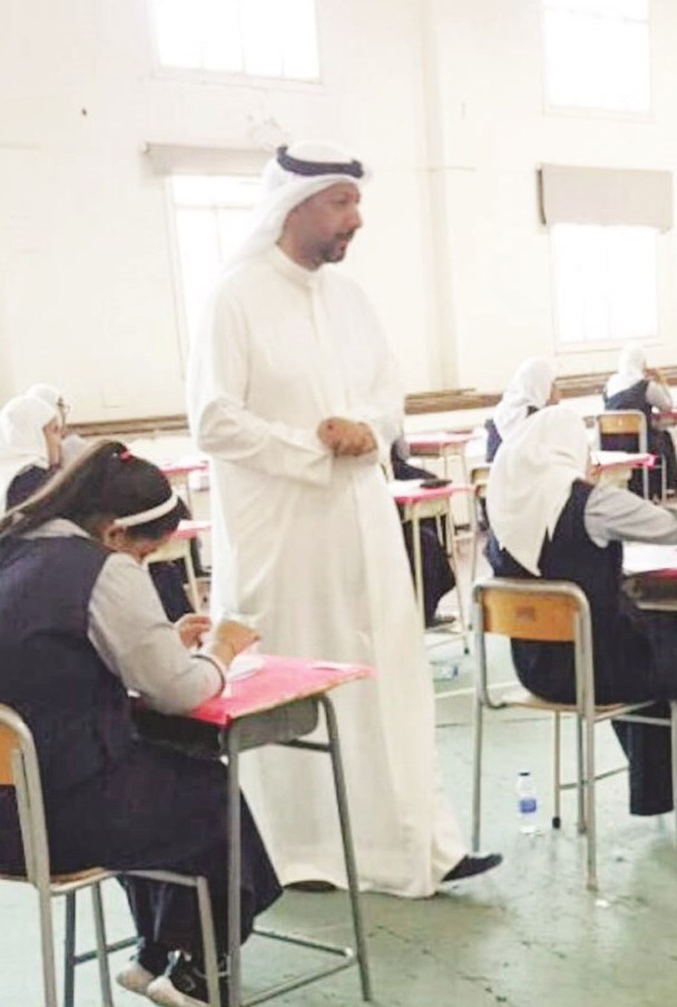 بو حمد في إحدى لجان منطقة الفروانية