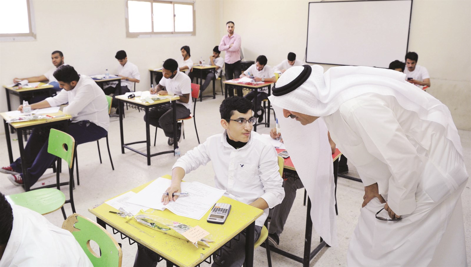 الغيث يتحدث إلى أحد الطلاب (تصوير نايف العقلة)